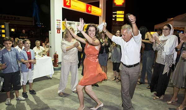 Απίστευτο και όμως ελληνικό: Γαμήλιο γλέντι σε... βενζινάδικο! (pics)